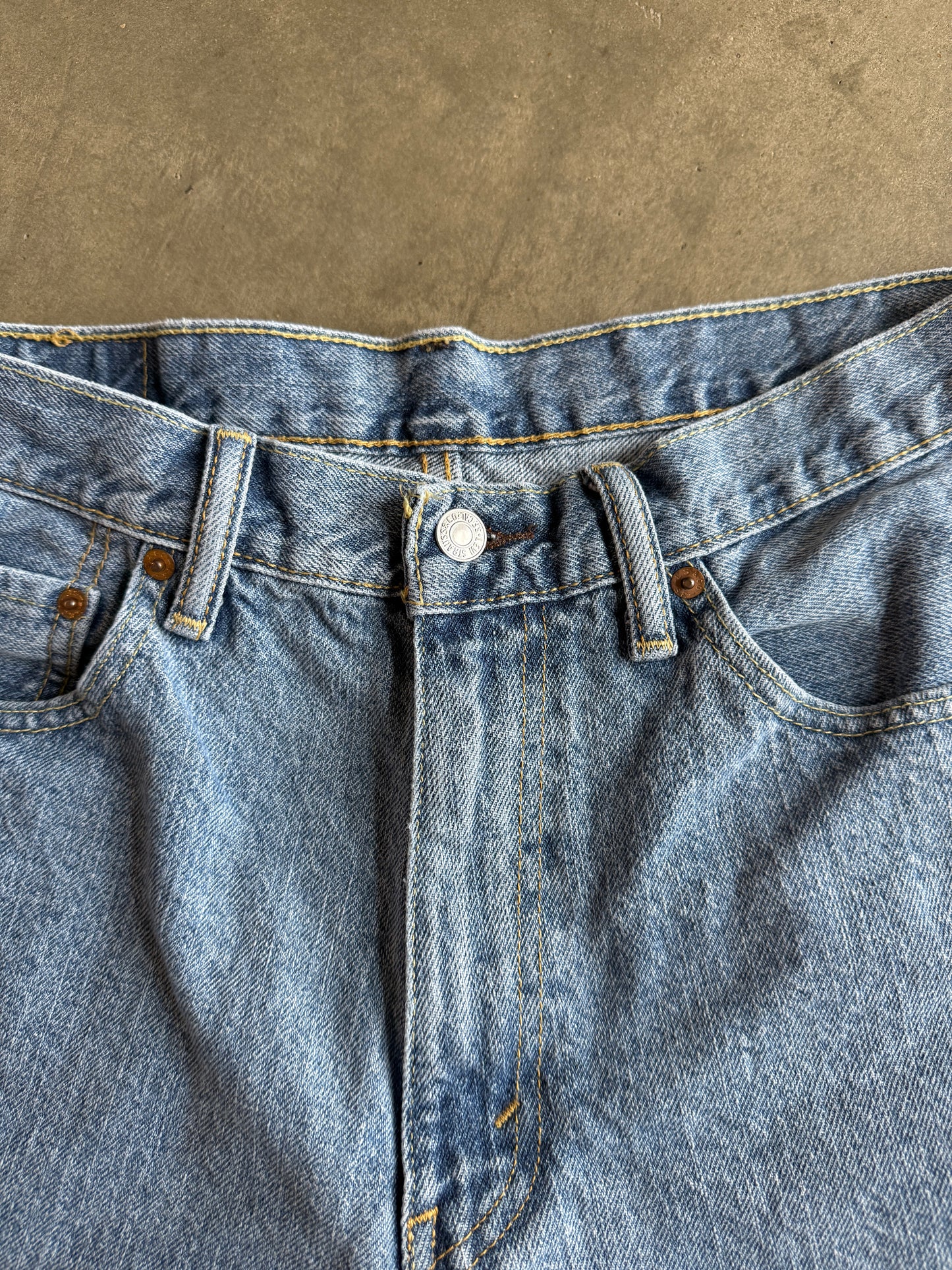 (32) Levi’s 550 Denim Shorts