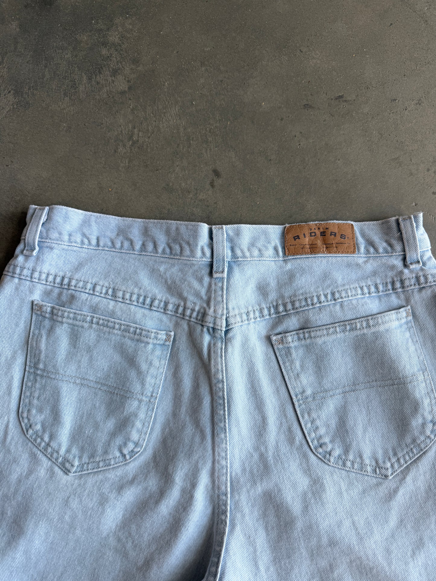 (32) Riders Jean Shorts