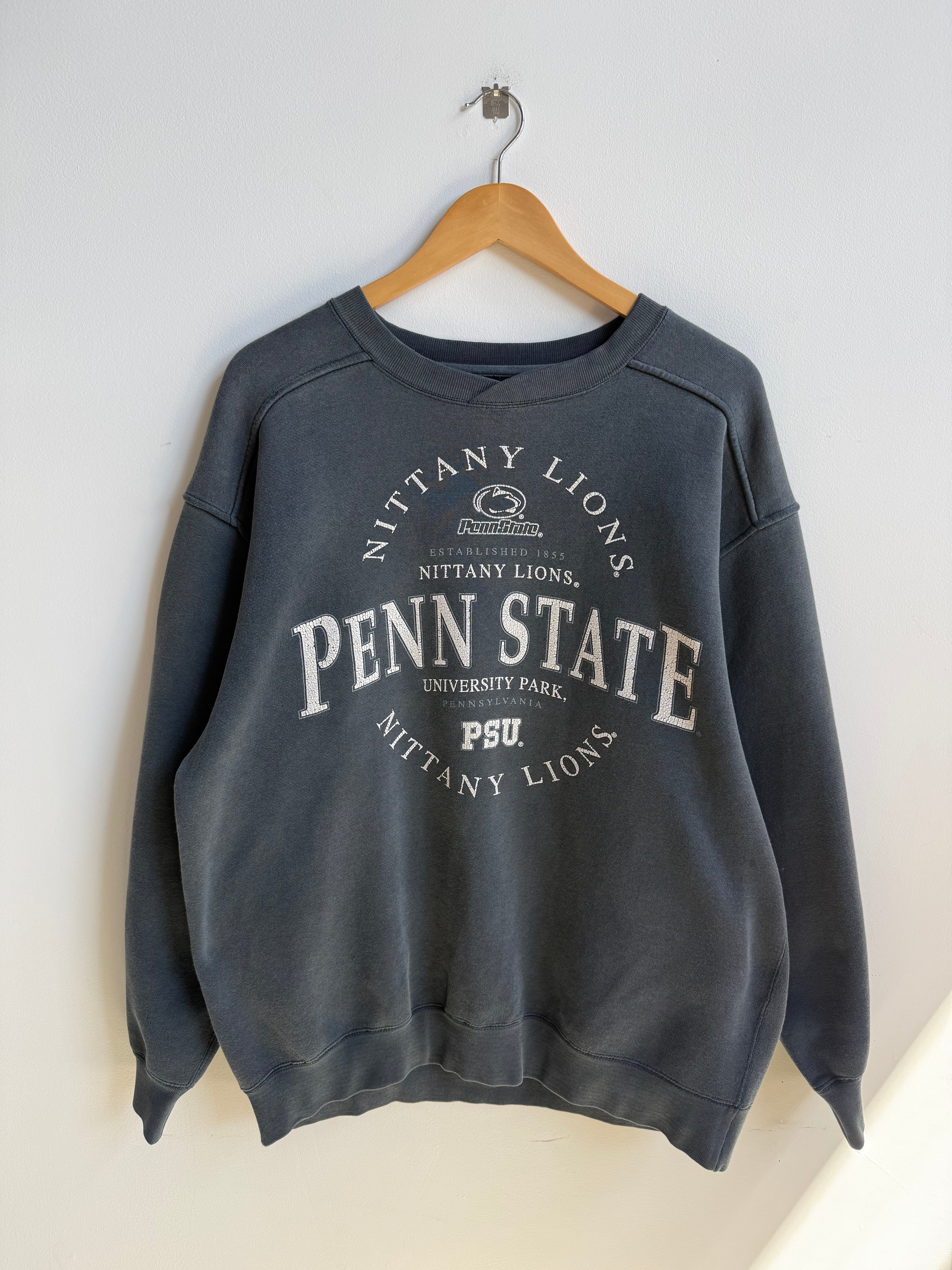 (L) Penn State Nittany Lions Crew