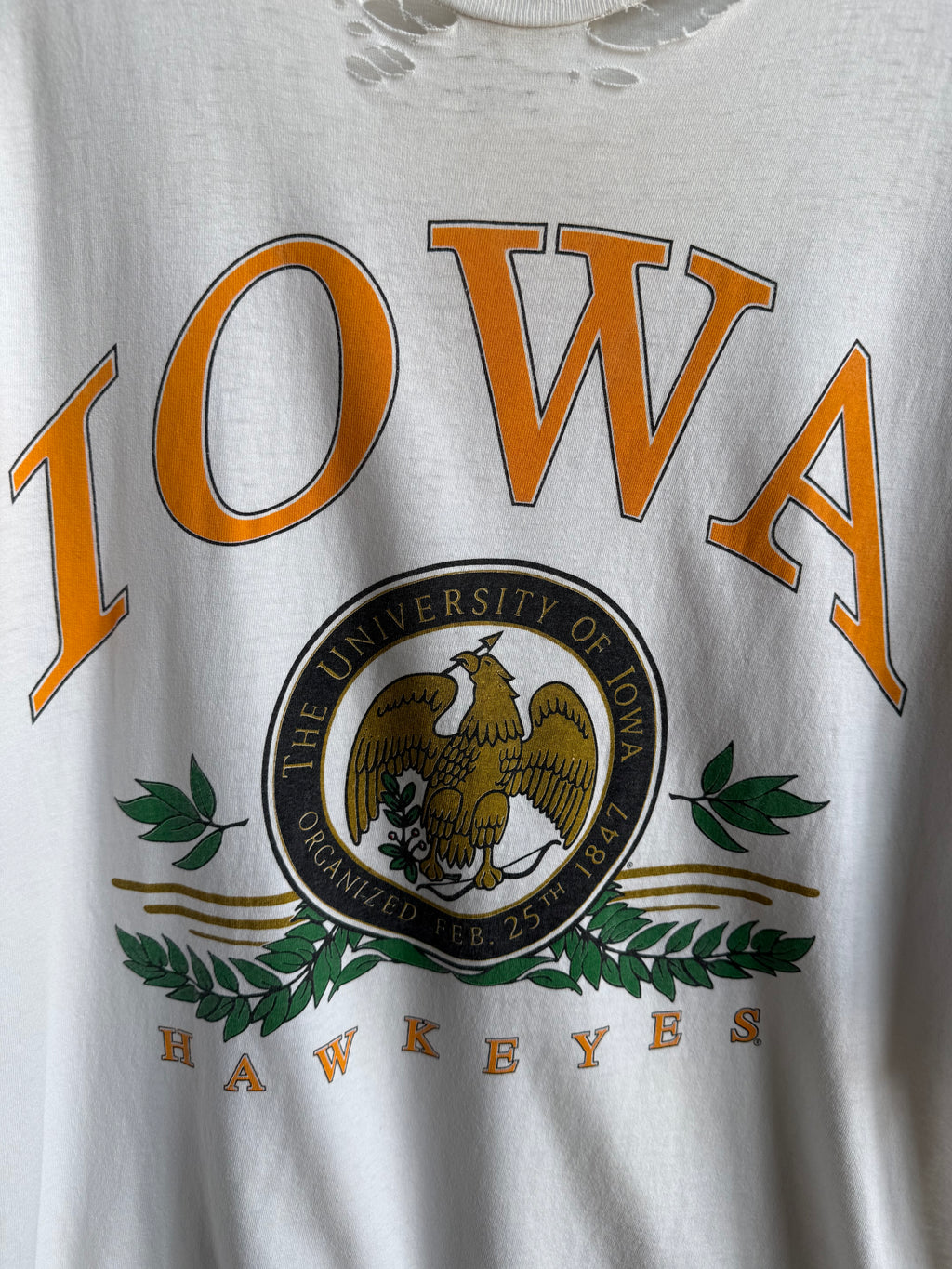 (XL) Iowa Hawkeyes Distressed Tee