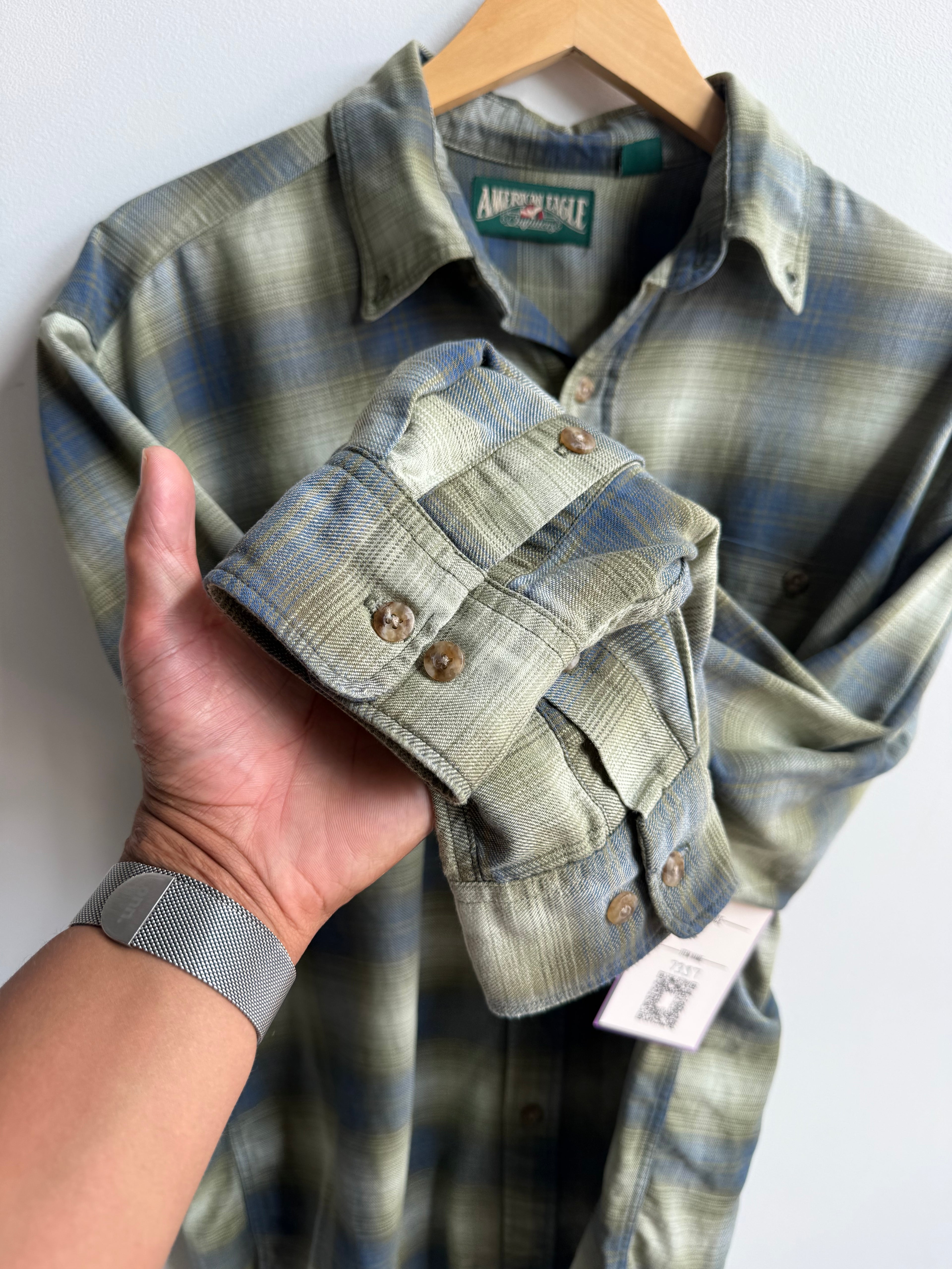 (M) American Eagle Button Up