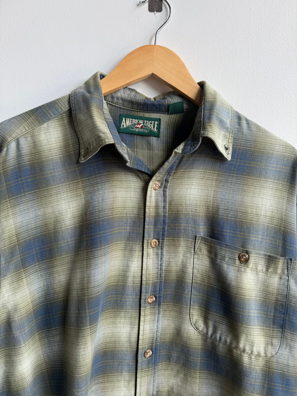 (M) American Eagle Button Up