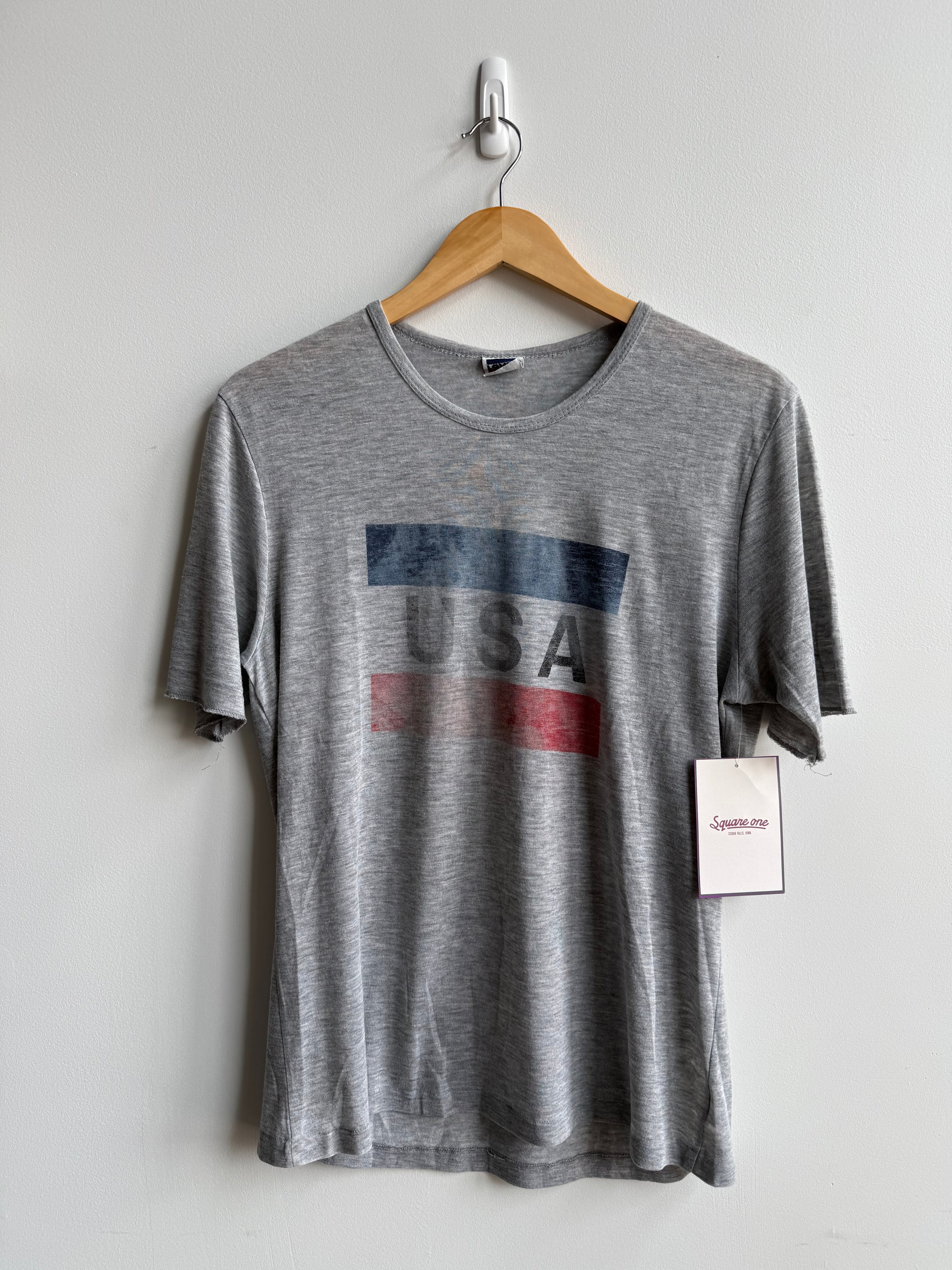 (L) Levi’s USA Tee