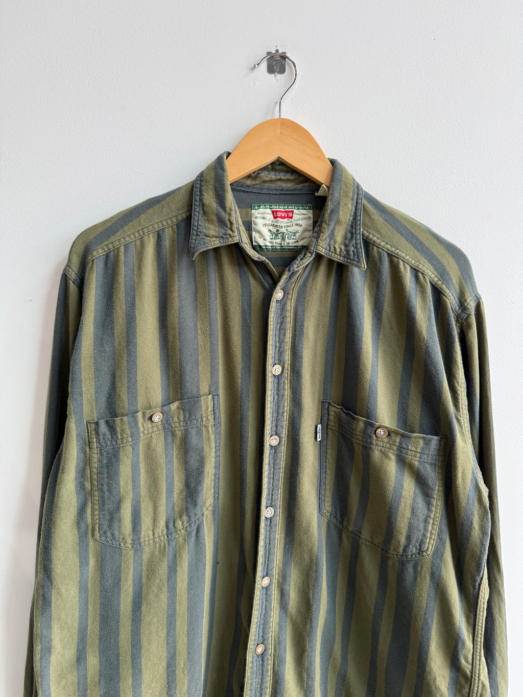 (M) Levi’s Button Up Shirt