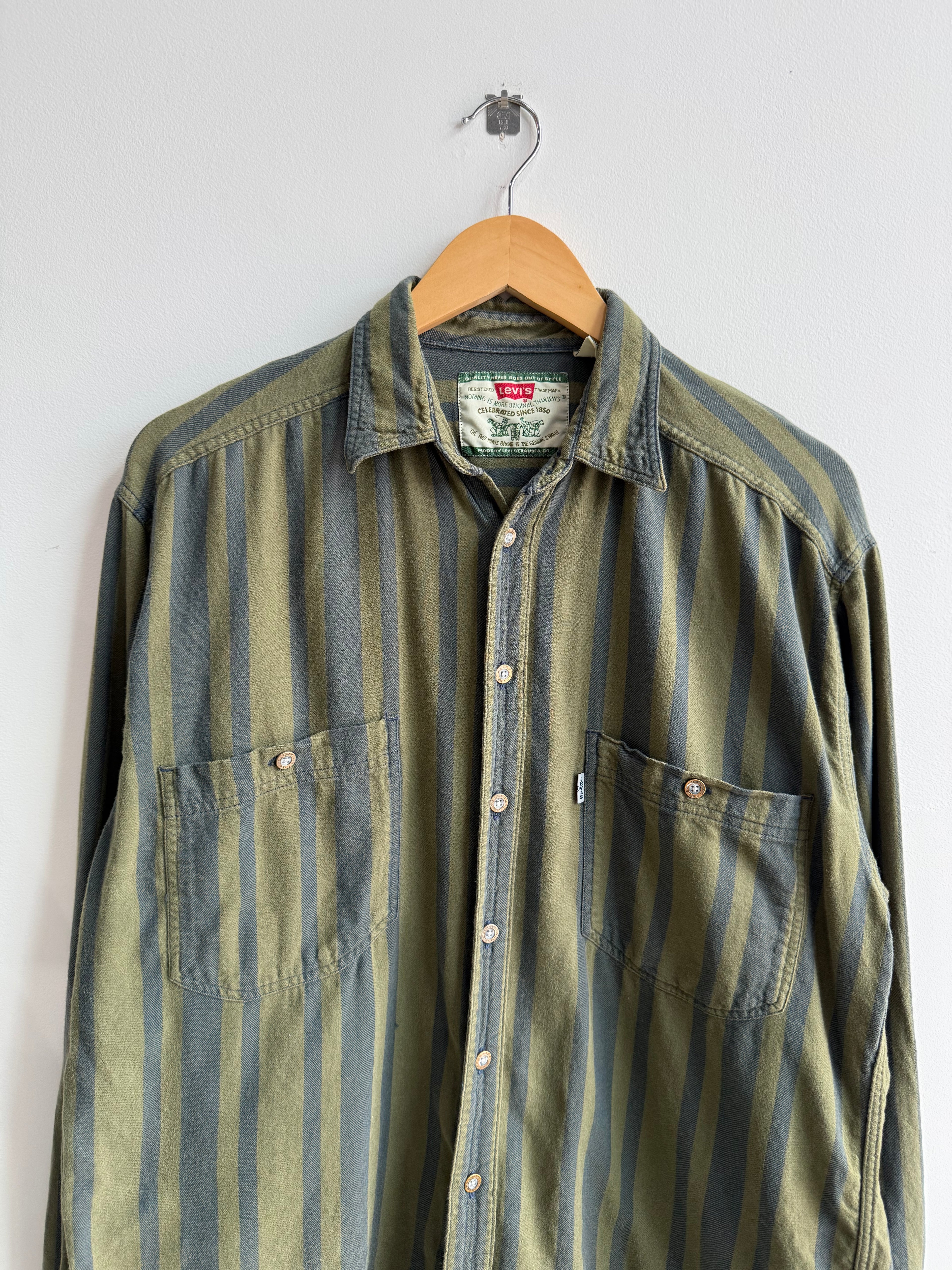 (M) Levi’s Button Up Shirt