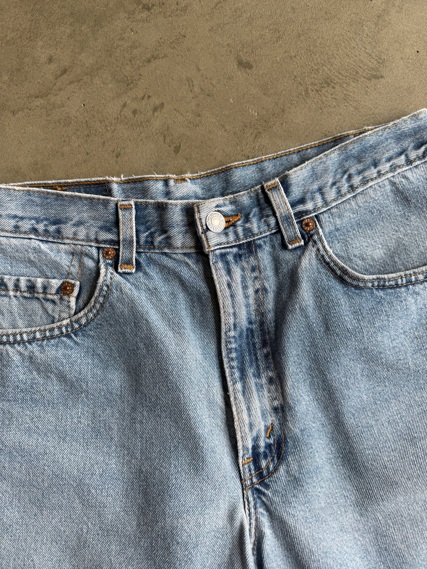 (30) Levi’s 550 Shorts
