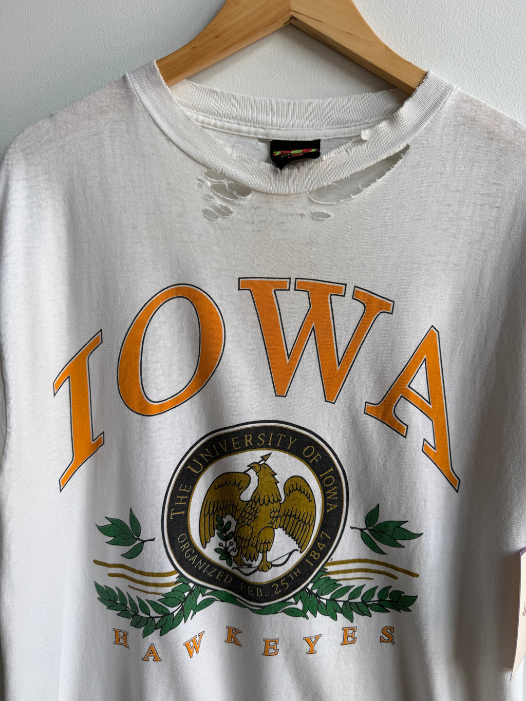 (XL) Iowa Hawkeyes Distressed Tee