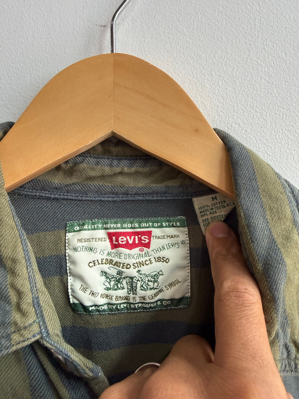 (M) Levi’s Button Up Shirt