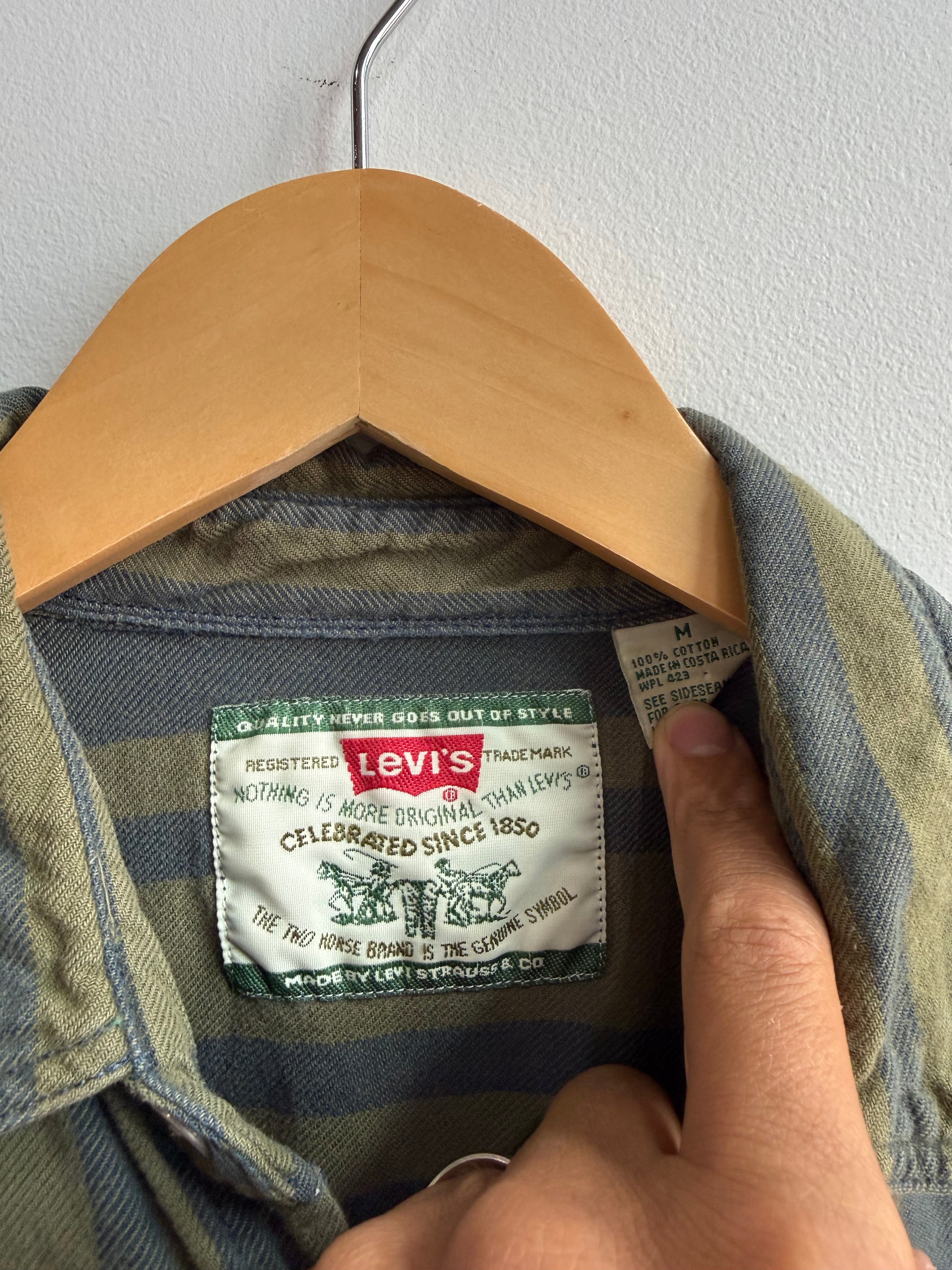 (M) Levi’s Button Up Shirt