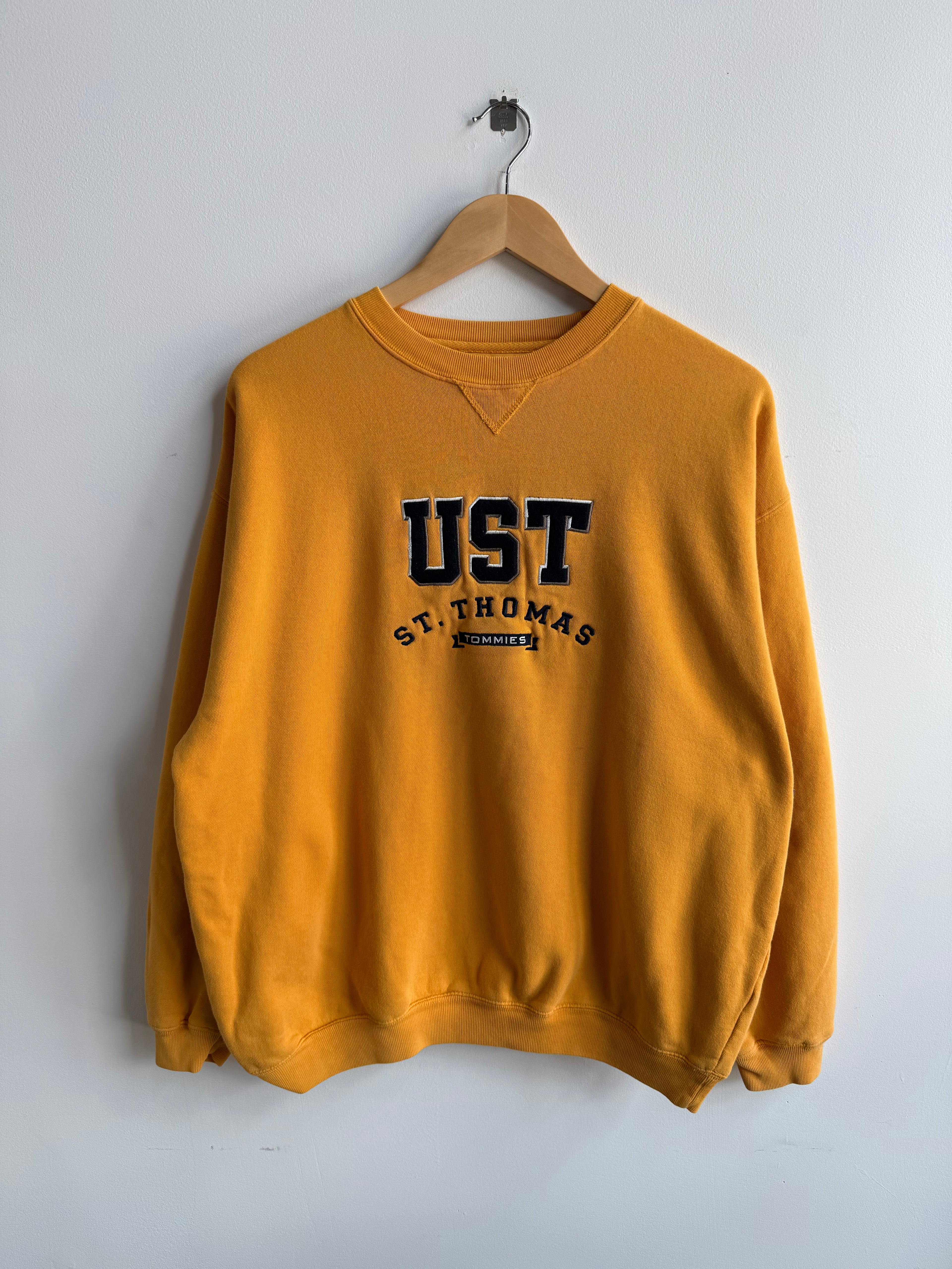 (L) University of St. Thomas Tommies Crew