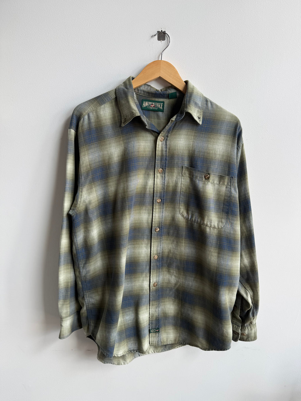 (M) American Eagle Button Up