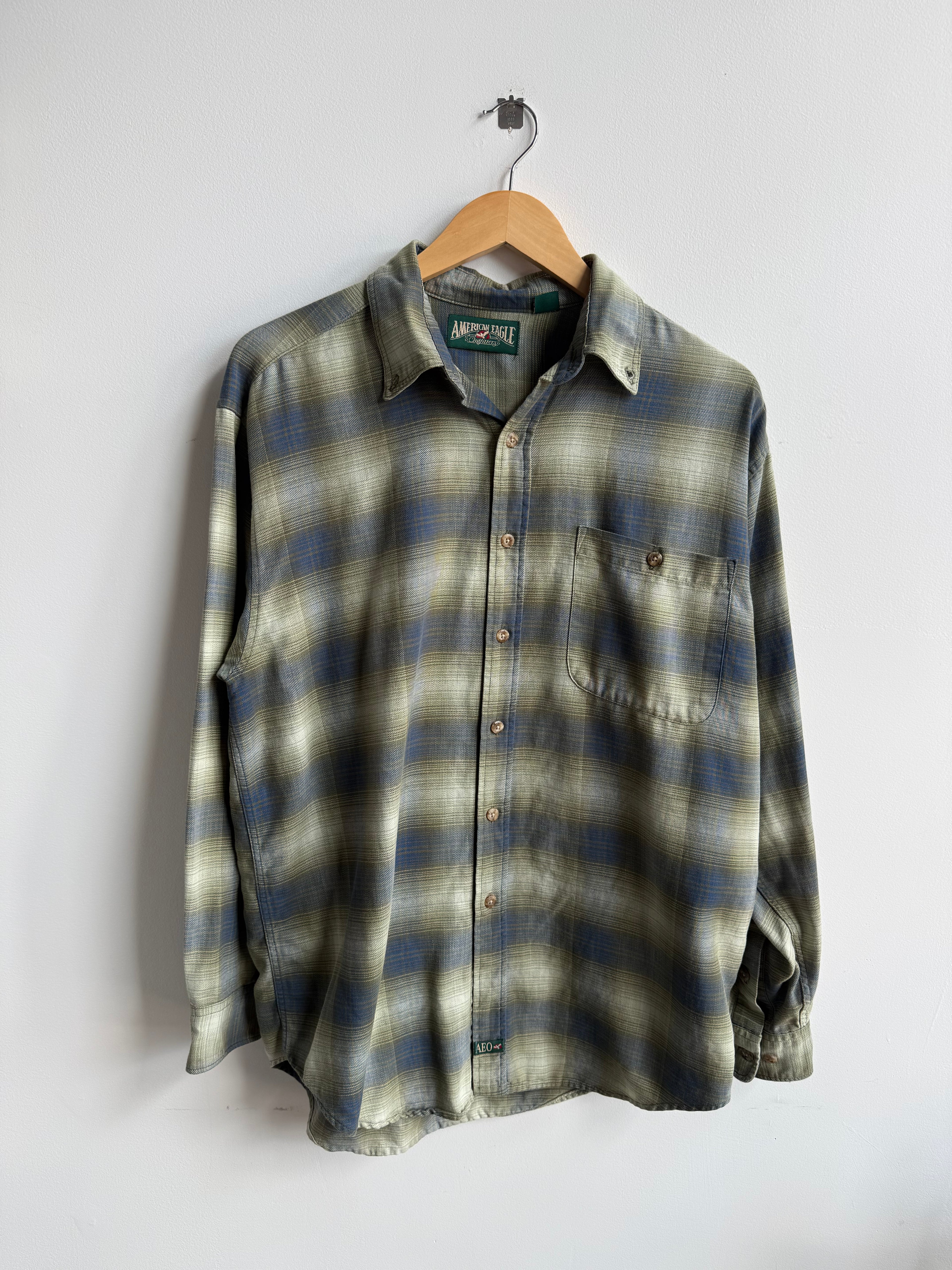 (M) American Eagle Button Up