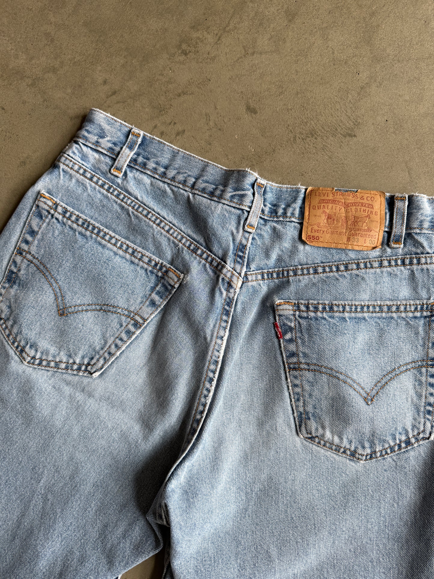 (30) Levi’s 550 Shorts