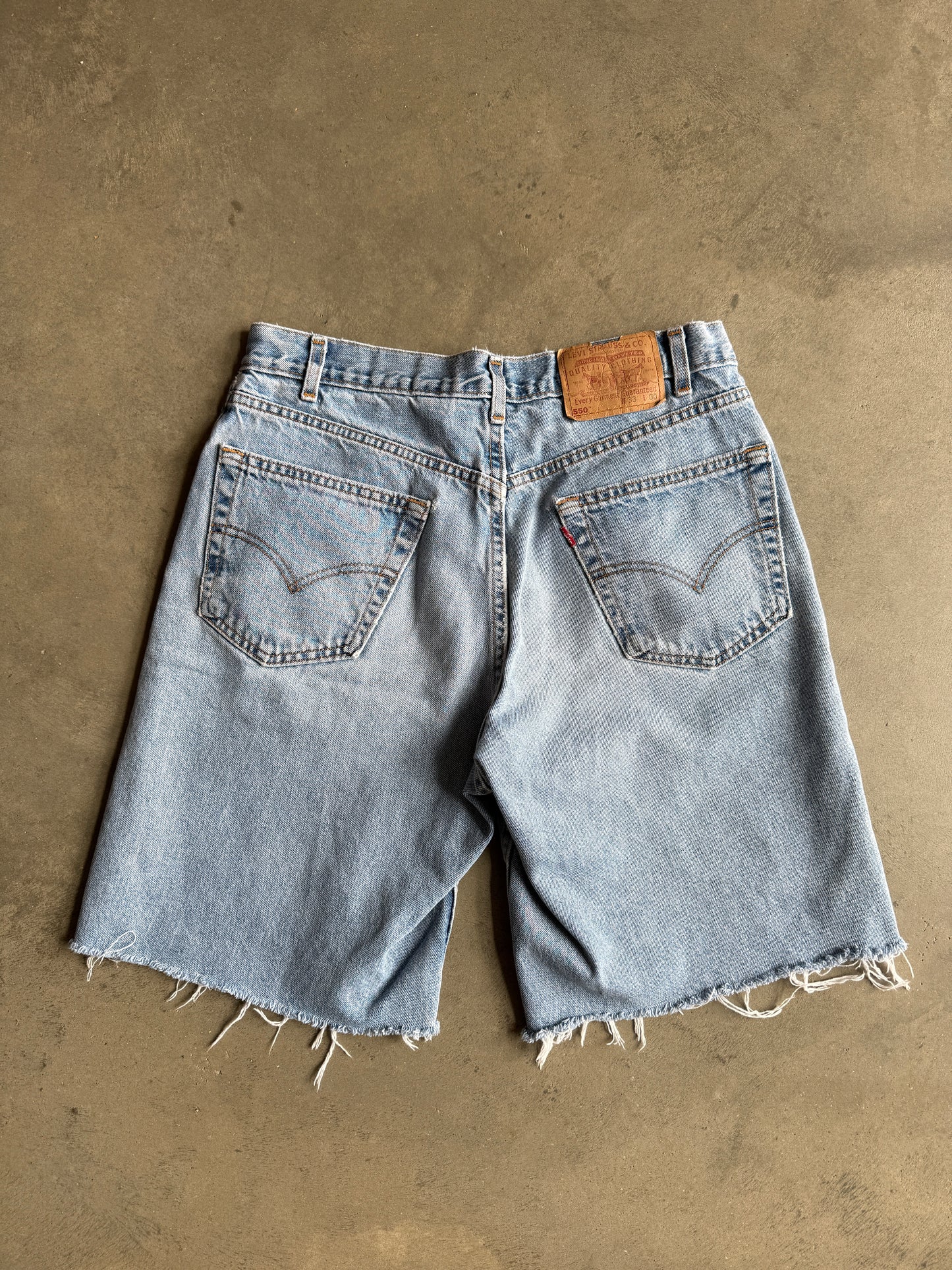 (30) Levi’s 550 Shorts