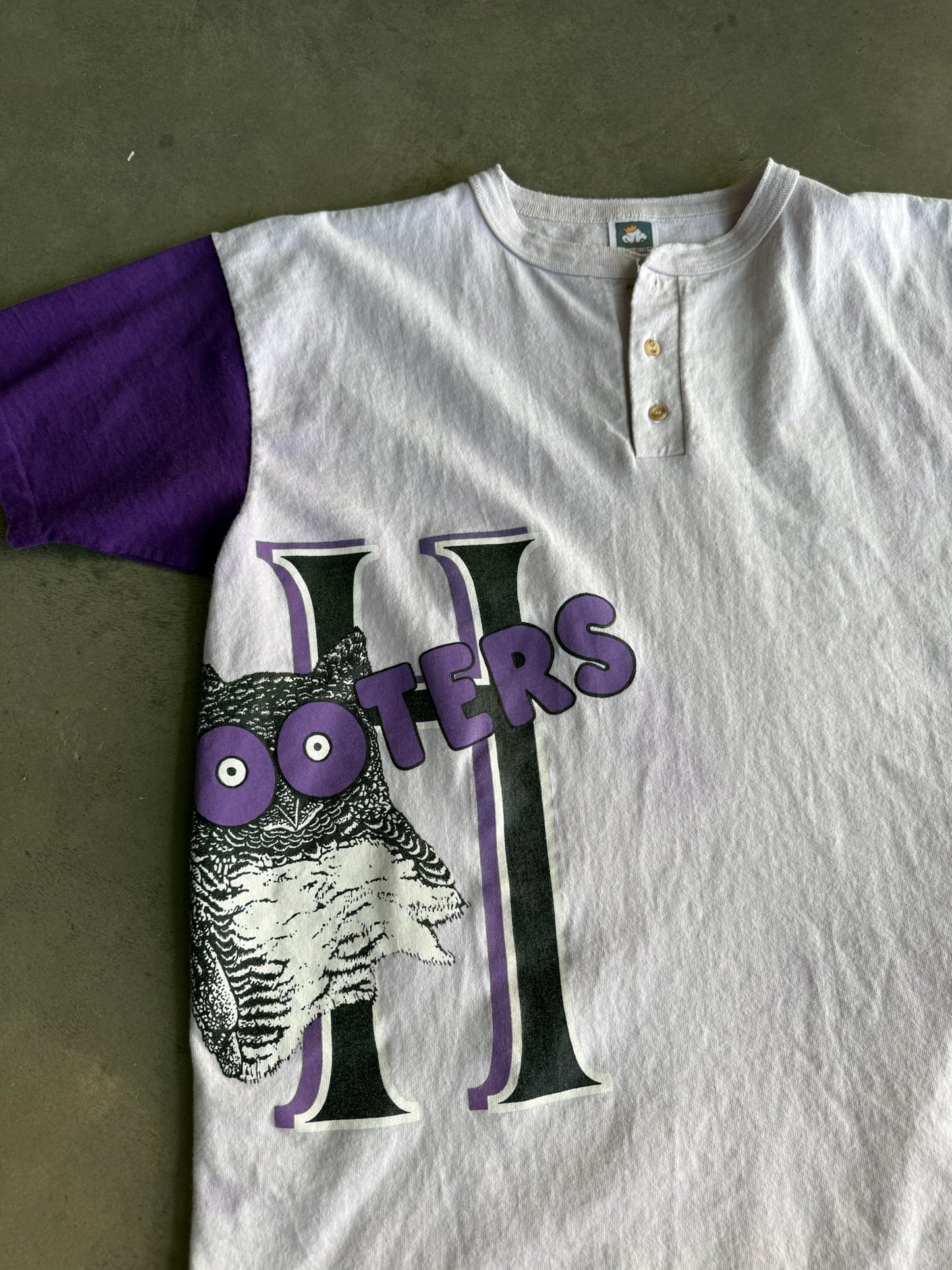 (XL) Hooters Henley Tee