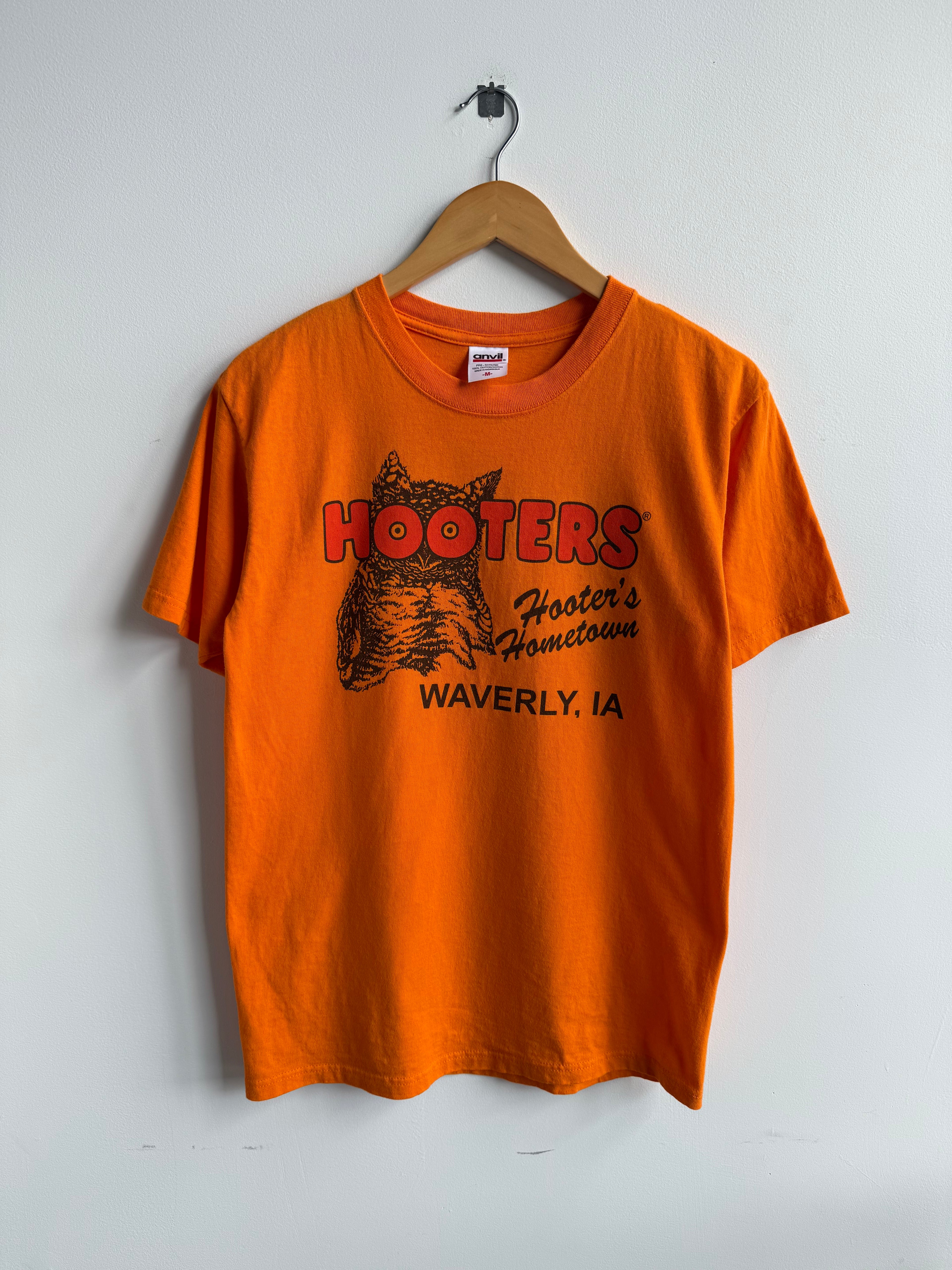 (M) Hooter’s Waverly Tee