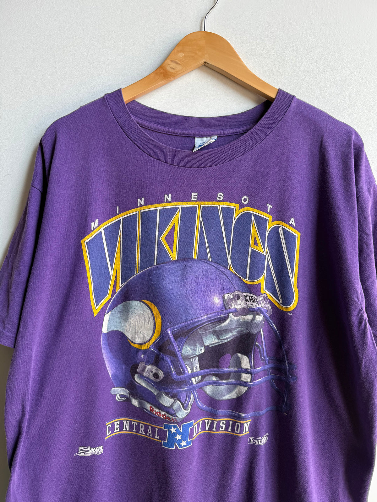 (XL) Minnesota Vikings Helmet Tee