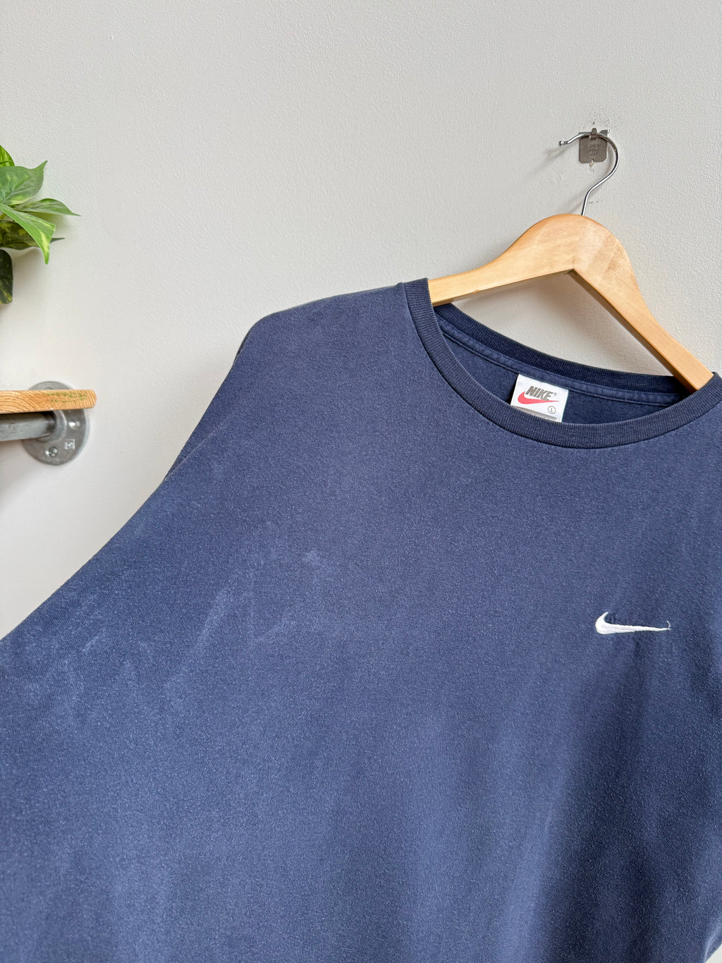 (L) Nike Mini Swoosh Tee
