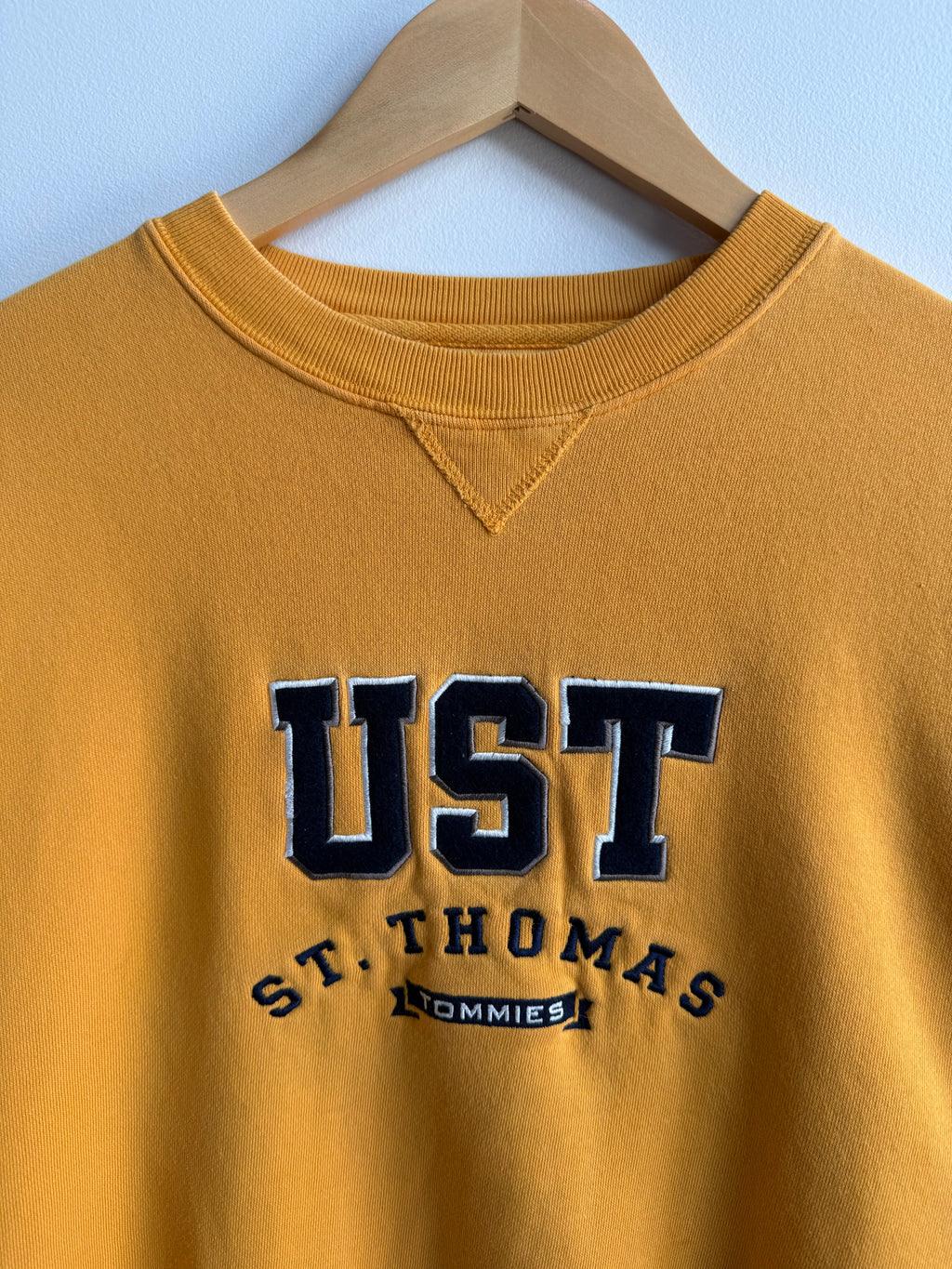 (L) University of St. Thomas Tommies Crew