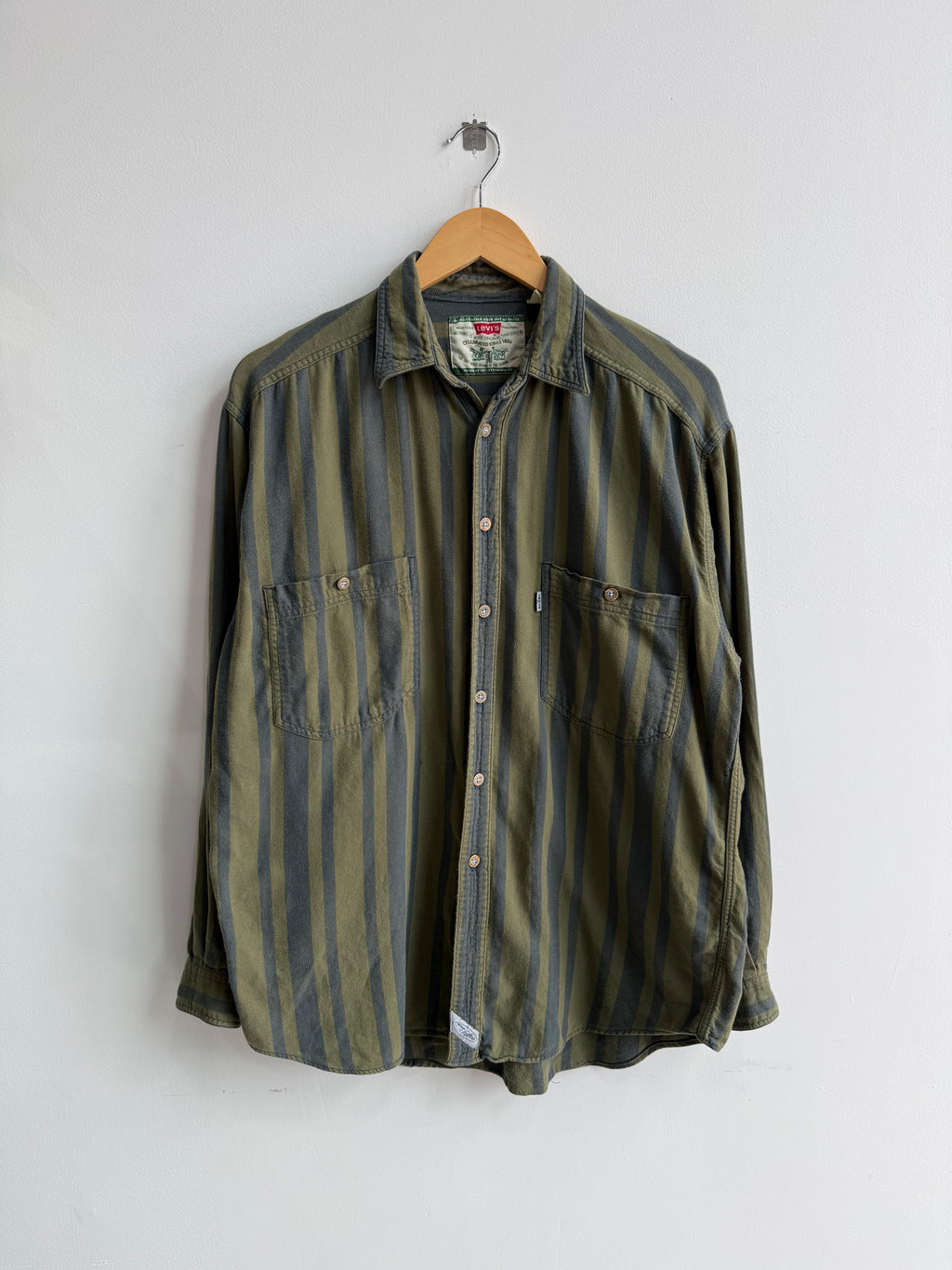 (M) Levi’s Button Up Shirt