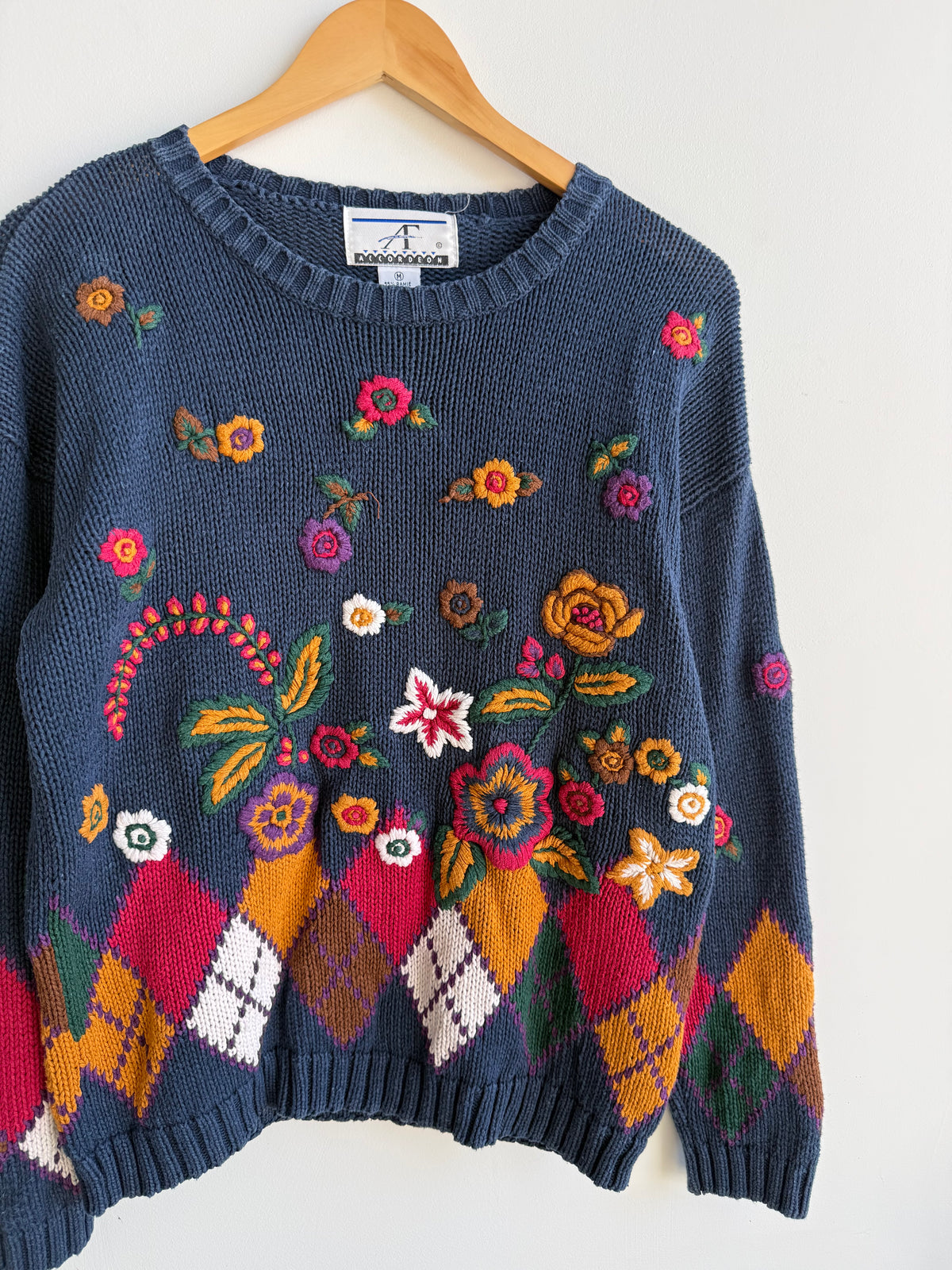 (M) Accordeon Flower Sweater