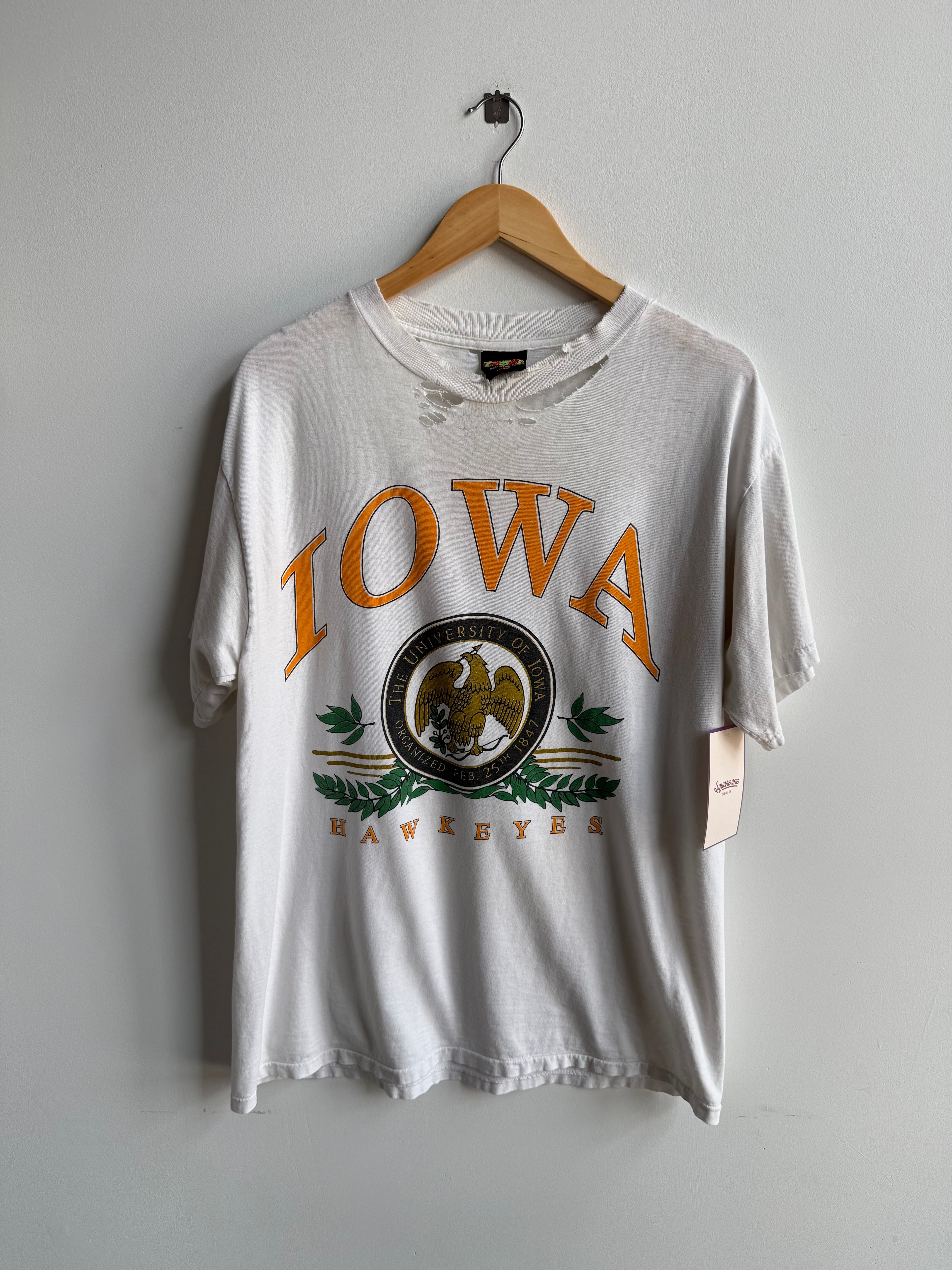 (XL) Iowa Hawkeyes Distressed Tee
