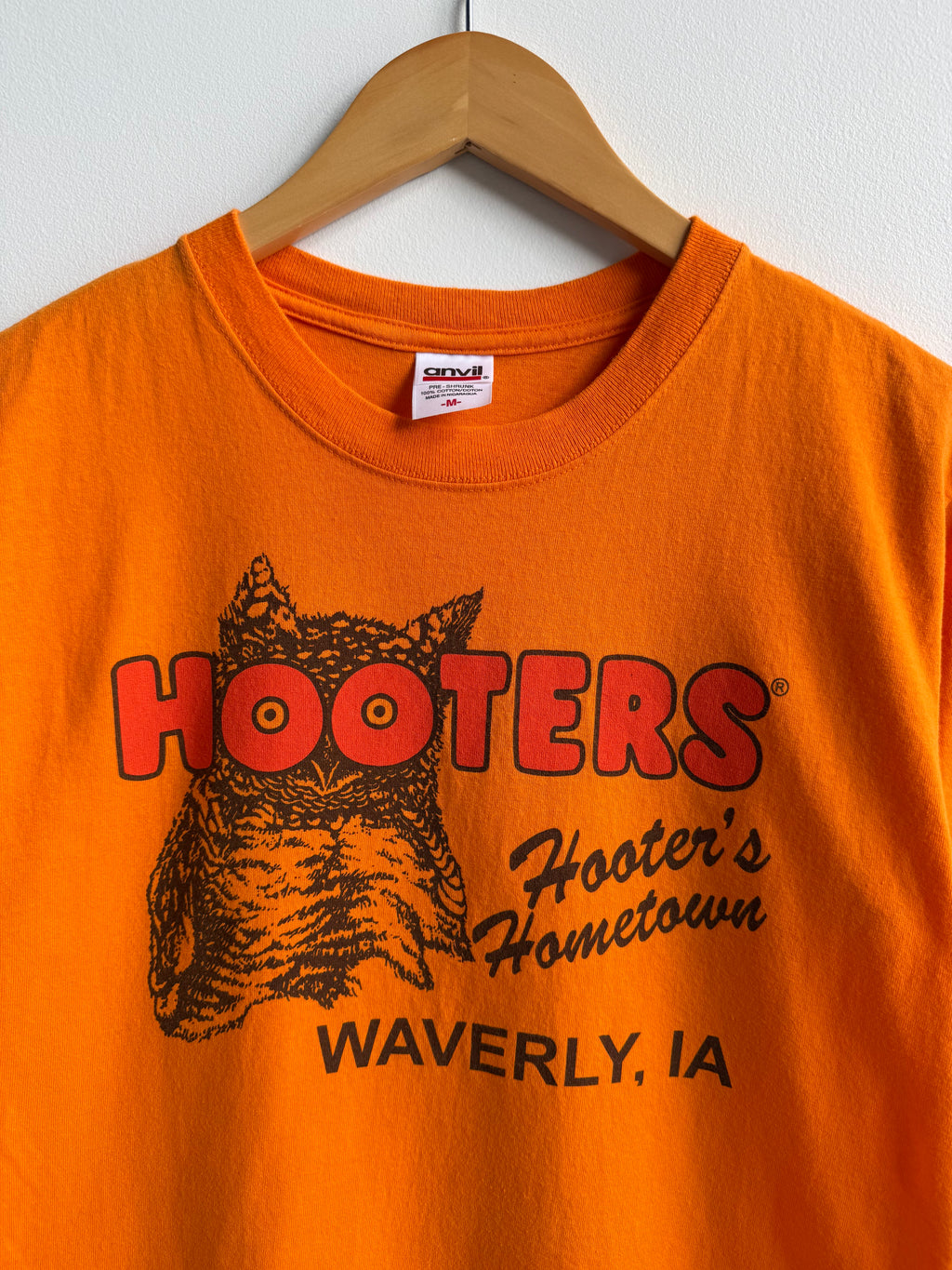 (M) Hooter’s Waverly Tee