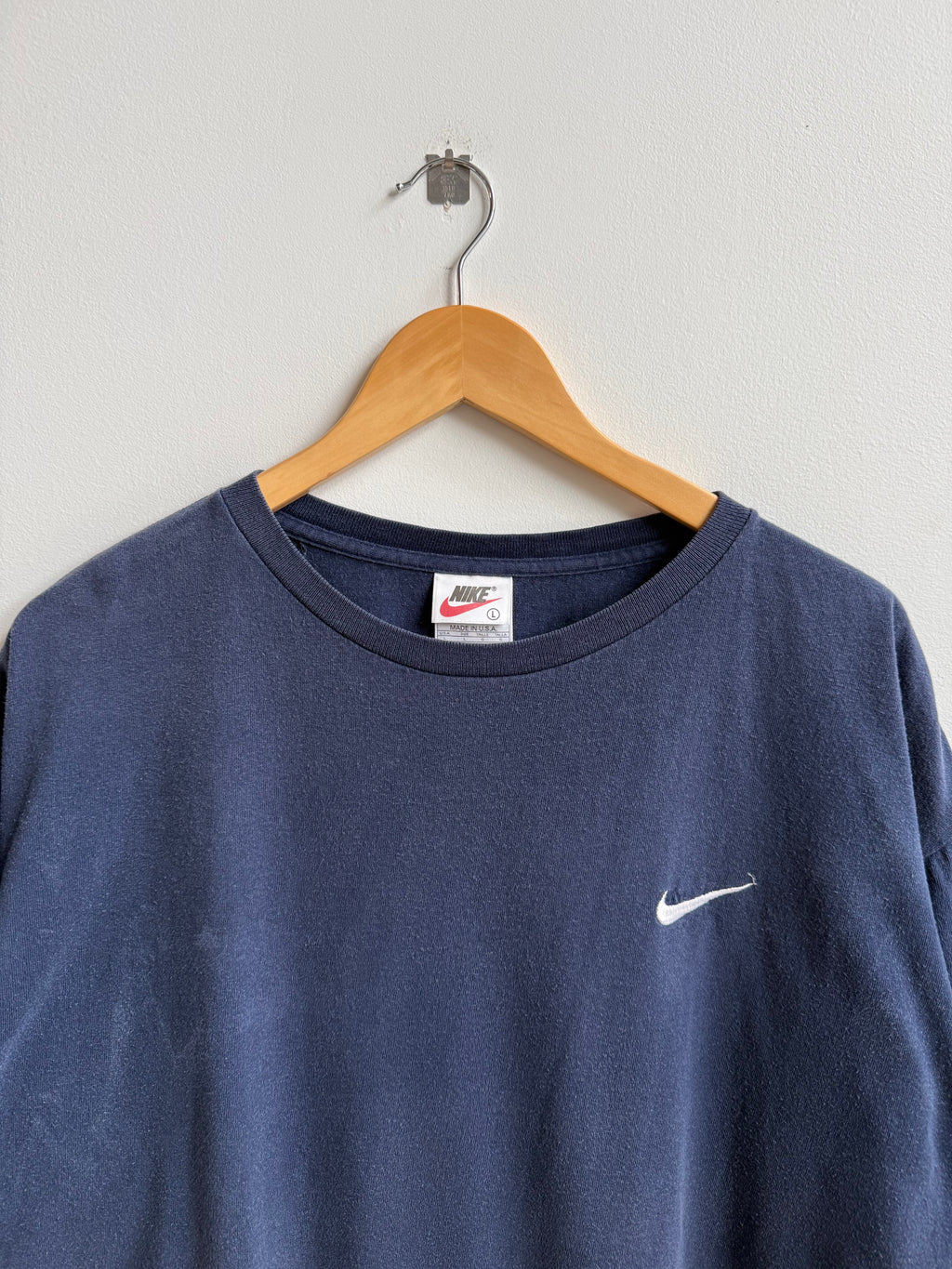 (L) Nike Mini Swoosh Tee