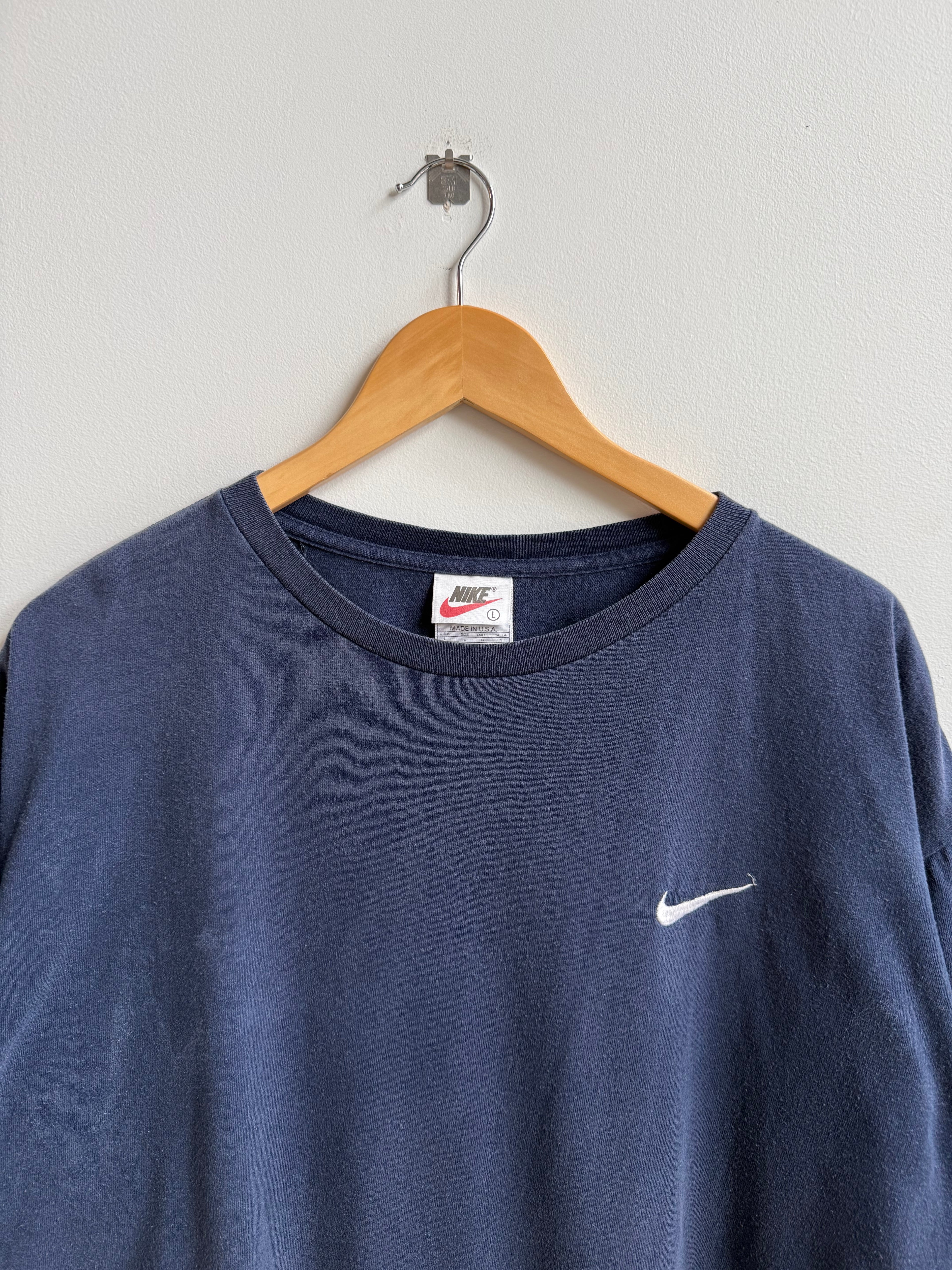 (L) Nike Mini Swoosh Tee